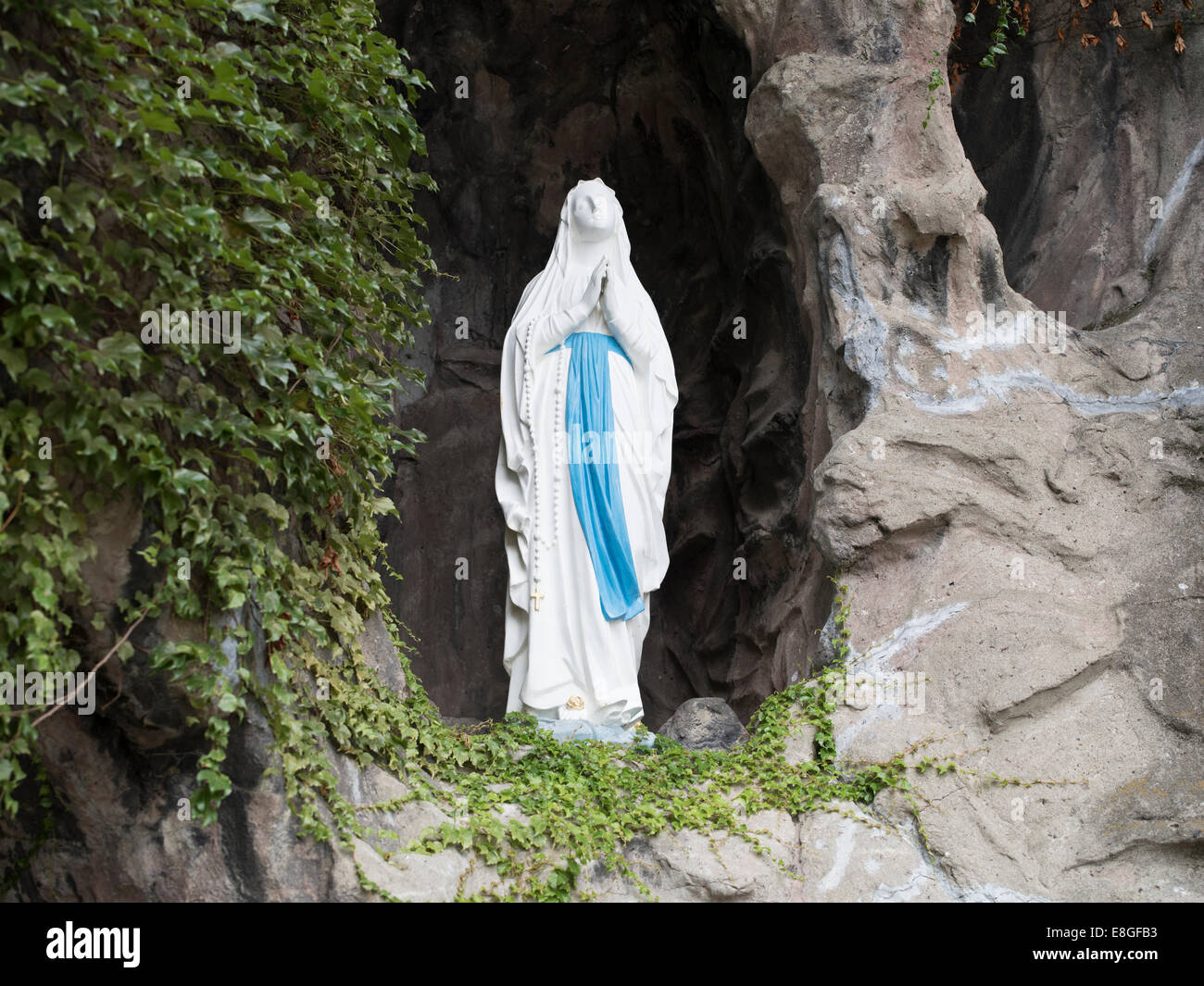 Die Grotte von Lourdes neben St. Marien Dom Tokio Stockfoto