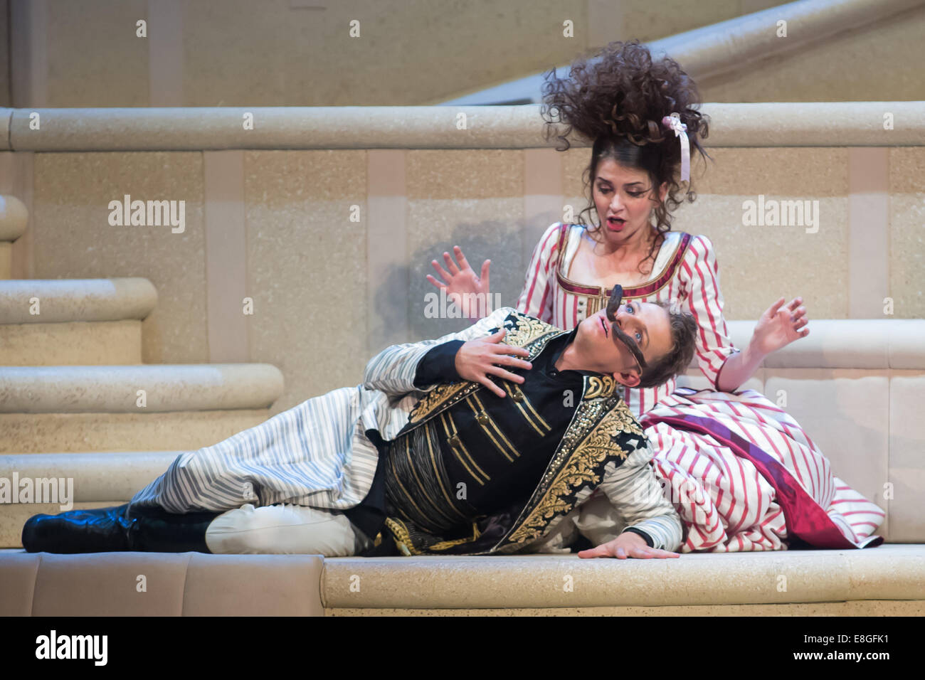 Budapest. 7. Oktober 2014. Sänger der ungarischen Staatsoper spielen in der Oper Così Fan Tutte unter der Regie von Oscar preisgekrönten Regisseur Jiri Menzel aus der Tschechischen Republik in Budapest, Ungarn am 7. Oktober 2014. © Attila Volgyi/Xinhua/Alamy Live-Nachrichten Stockfoto