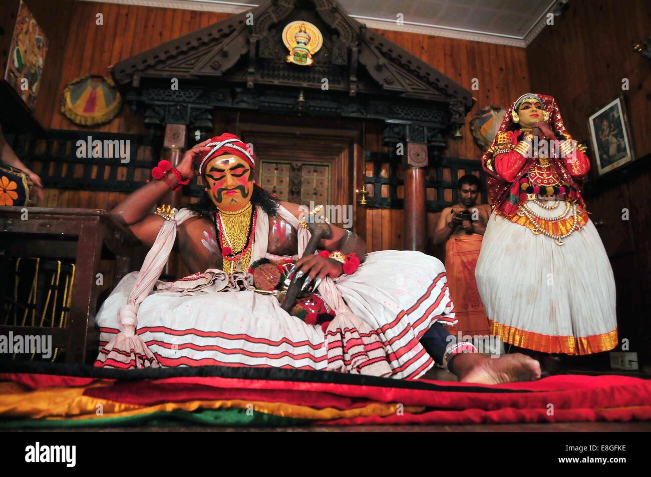 Cochin, Indien. 7. Oktober 2014. Tänzer Kathakali in Cochin, Kerala, Indien, 7. Oktober 2014. Kathakali ist eine stilisierte klassischen indischen Tanzdrama für das attraktive Make-up von Charakteren, aufwendigen Kostümen, detaillierte Gesten und klar definierte Körperbewegungen zur Kenntnis genommen. Es stammt aus dem Land heute Bundesstaat Kerala während des 17. Jahrhunderts und hat im Laufe der Jahre mit einer verbesserten Optik und raffinierte Gesten entwickelt. © Wang Ping/Xinhua/Alamy Live-Nachrichten Stockfoto