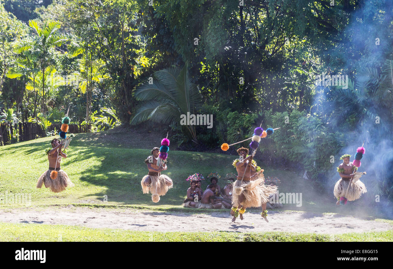 Traditionelle Tänzer mit Fidschi in die Luft springen. Stockfoto