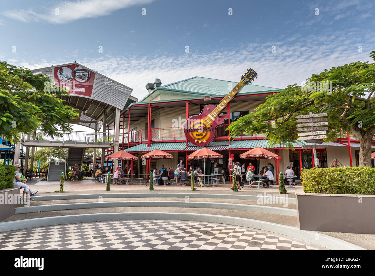 Touristen genießen Port Denarau touristischen Bezirk, Fidschi Stockfoto