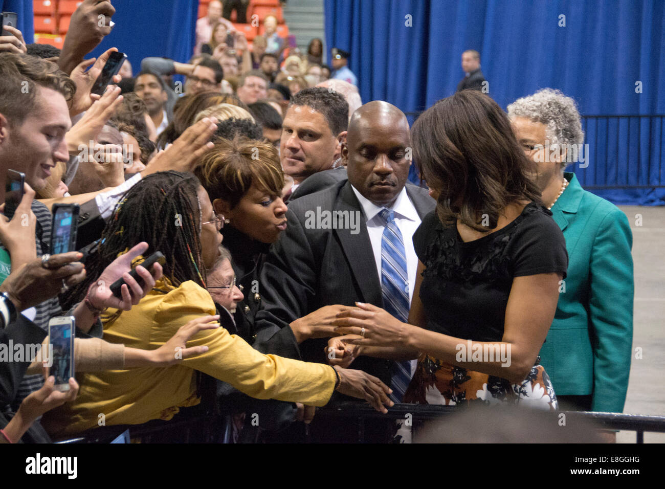 First Lady Michelle Obama empfängt die Gäste während der Veranstaltung eine Kampagne für Illinois Gouverneur Pat Quinn an der University of Illinois Stockfoto