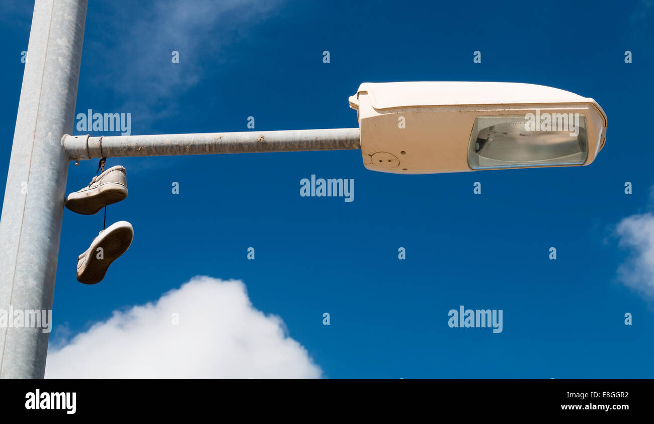 Ein paar Schuhe hängen an einer Straßenlaterne in Fuerteventura, Spanien gesehen. Stockfoto