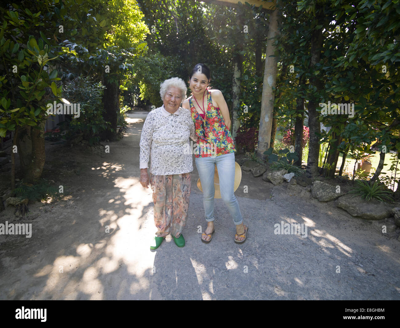 Treffen eine lokale Okinawan Seniorin bei Bise Fukugi Tree Road, Motobu, haben Okinawan Frauen weltweit längste Lebenserwartung. Stockfoto