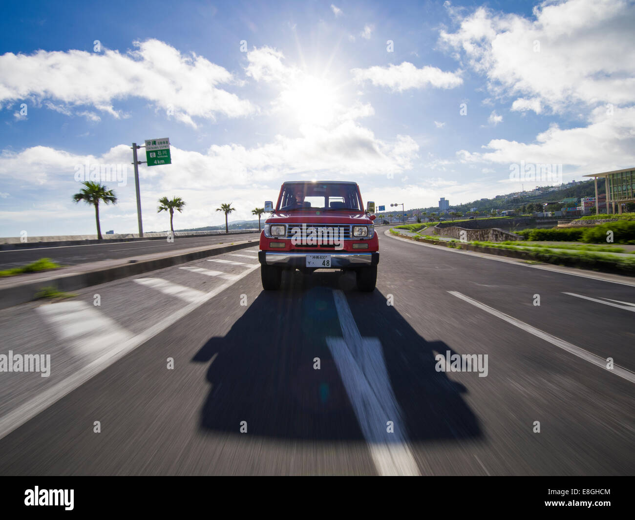 Toyota Landcruiser Prado 70 Kreuzfahrt entlang Highway 58, Okinawa, Japan. Stockfoto