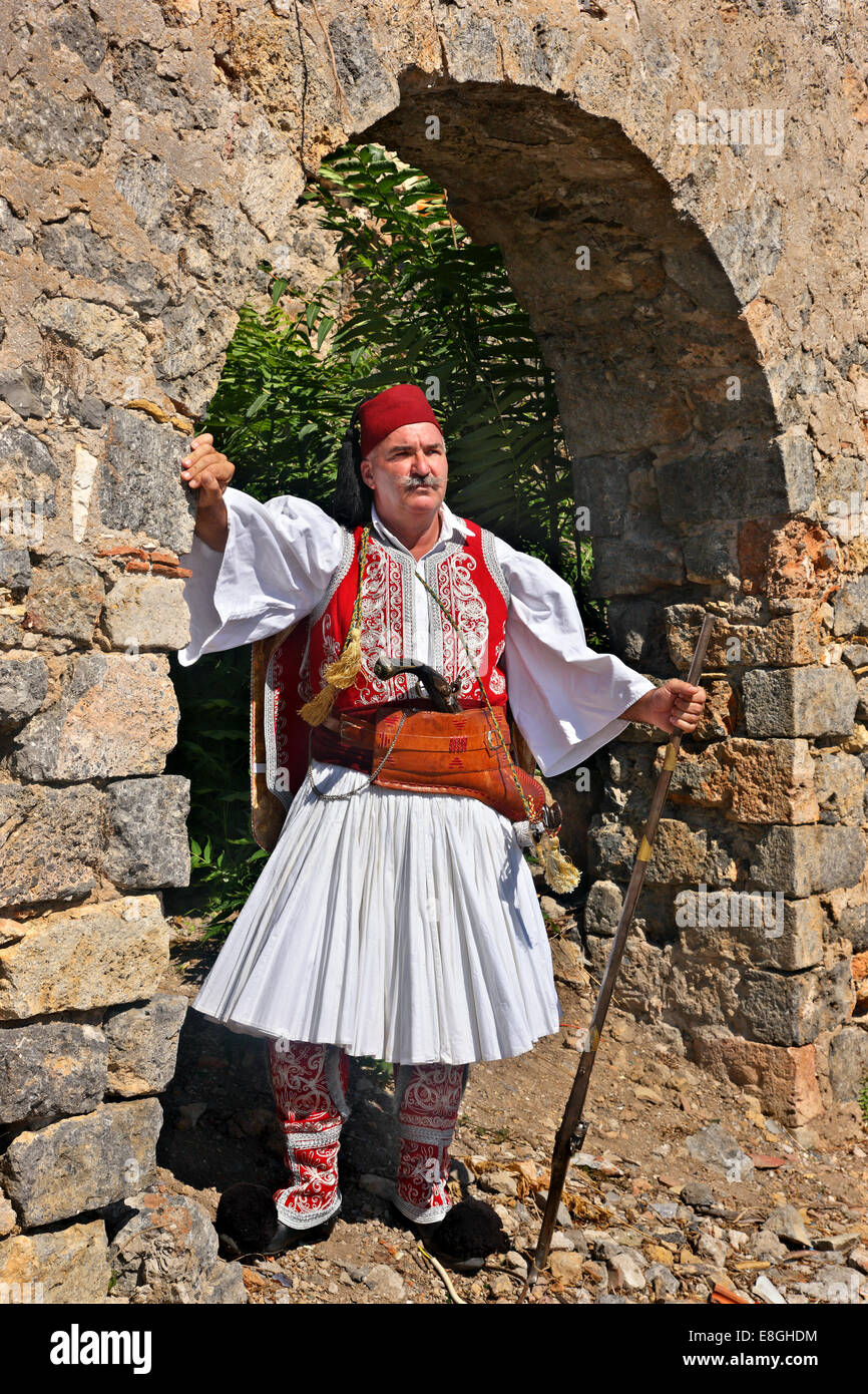 Herr Nikos Plakidas, ausgezeichnete Schneider - Hersteller von traditionellen griechischen Kostüme, von Katochi, Etoloakarnania, Griechenland. Stockfoto