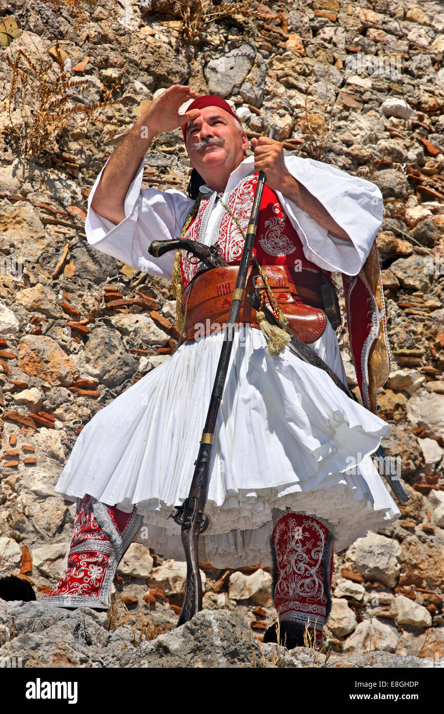 Herr Nikos Plakidas, ausgezeichnete Schneider - Hersteller von traditionellen griechischen Kostüme, von Katochi, Etoloakarnania, Griechenland. Stockfoto