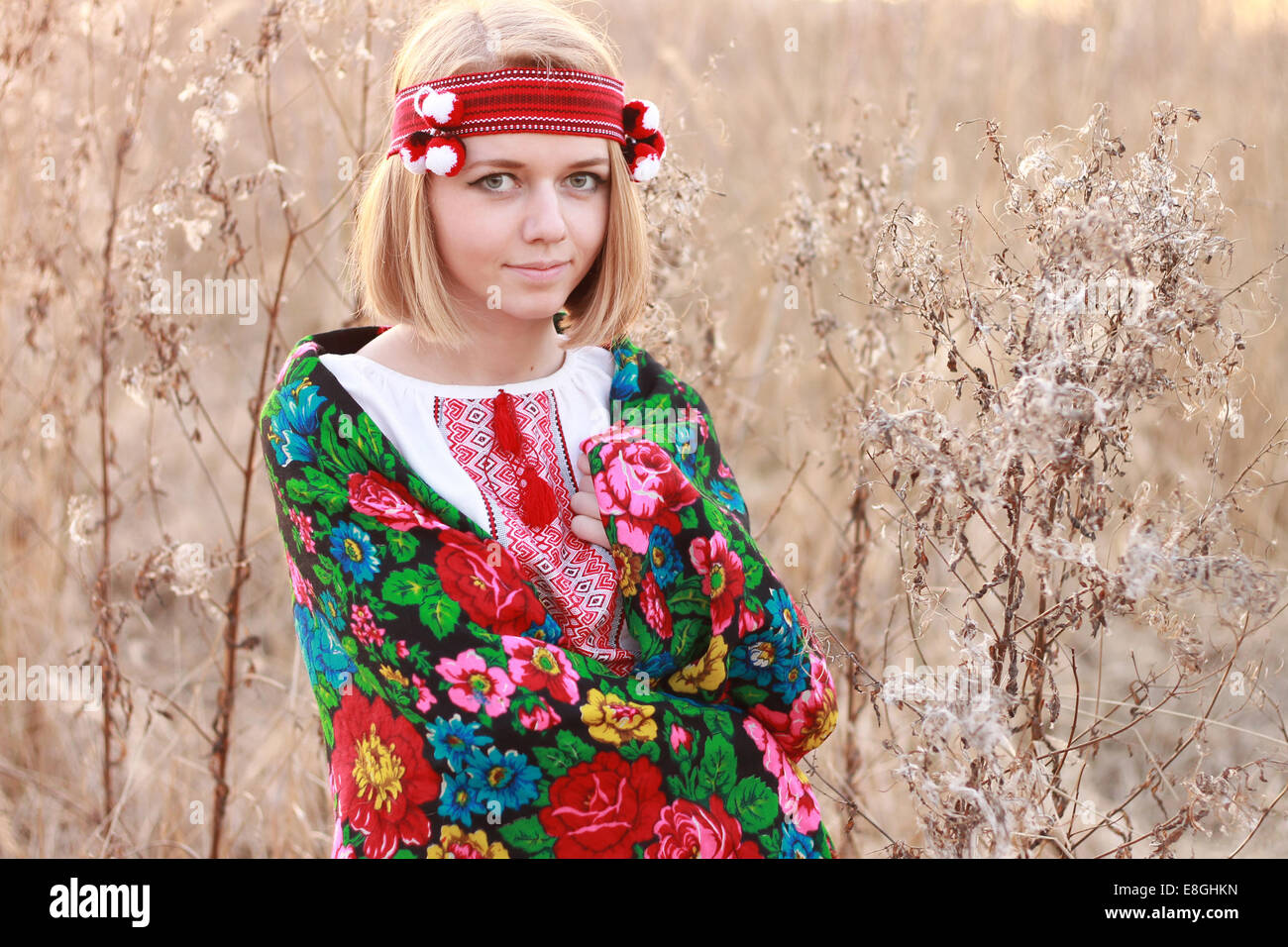 Porträt der jungen Frau mit traditionellen Schal Stockfoto