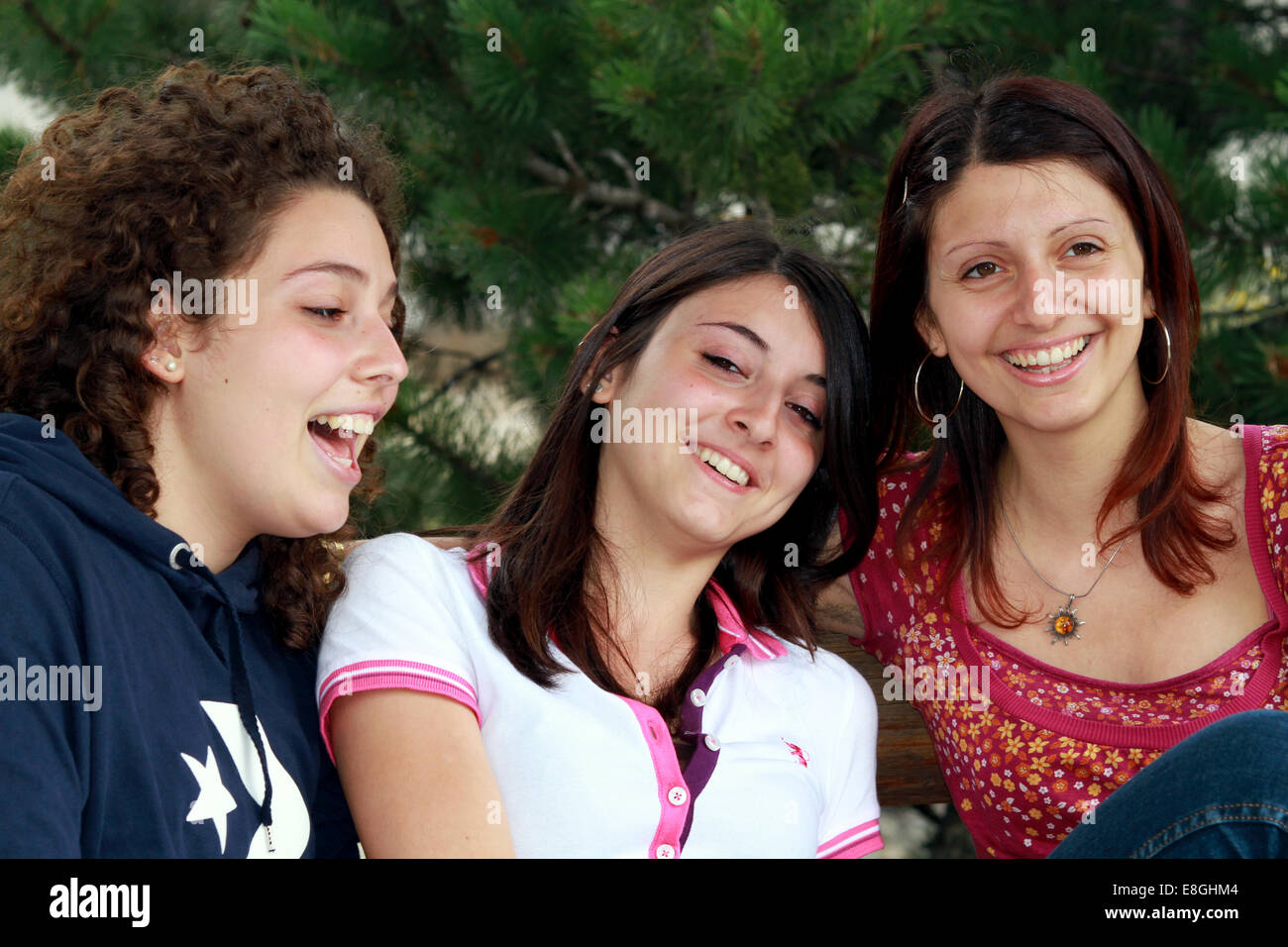 Drei junge frauen sitzen nebeneinander Fotos und Bildmaterial in