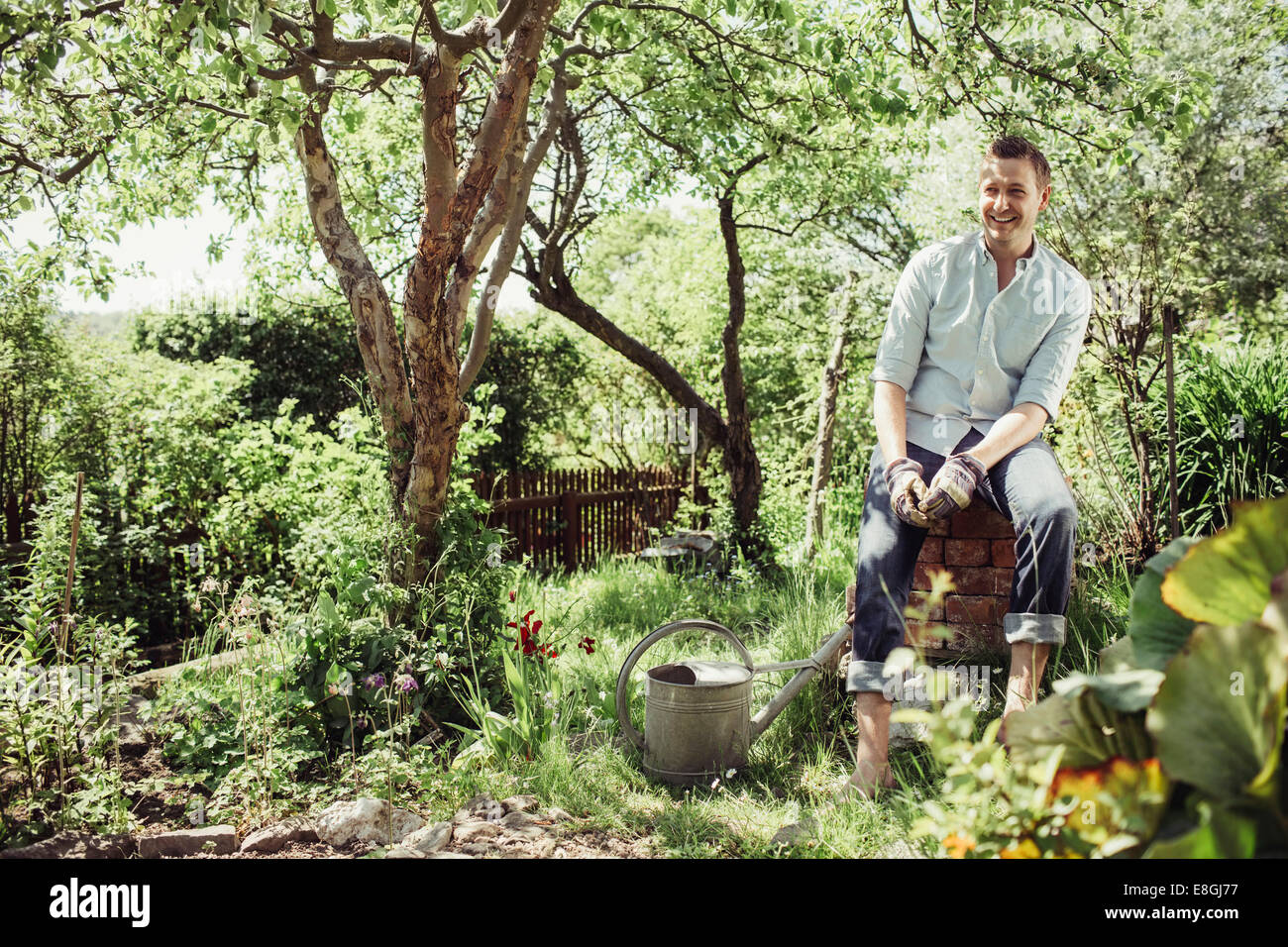 Glücklich Jüngling entspannend bei der Gartenarbeit am Hof Stockfoto