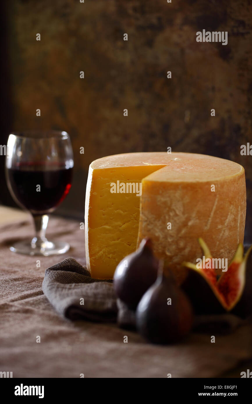 Käse, Feigen und ein Glas Rotwein Stockfoto