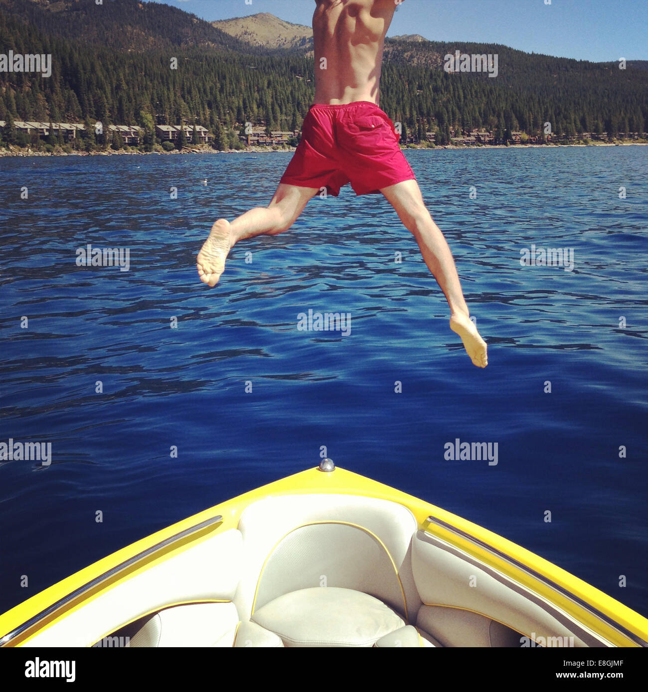 Mann springt vom Boot in einen See, Lake Tahoe, Kalifornien, USA Stockfoto