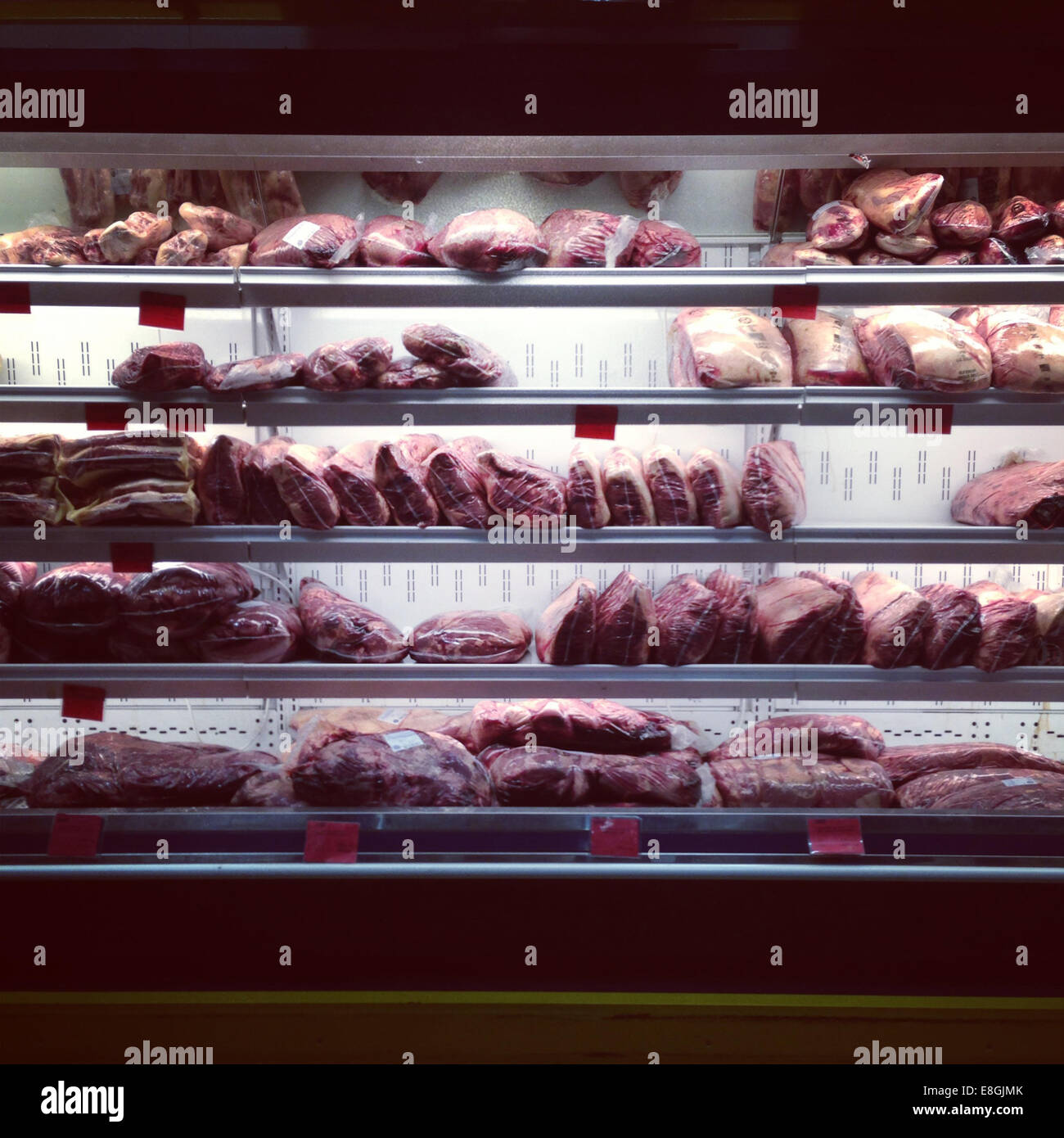 Nahaufnahme von Fleisch im Supermarkt Kühlschrank Stockfoto