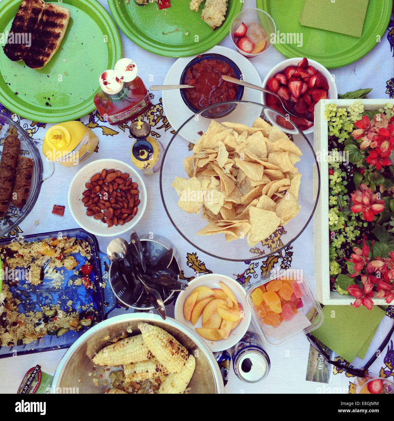 Tabelle mit gegrillte Speisen Stockfoto