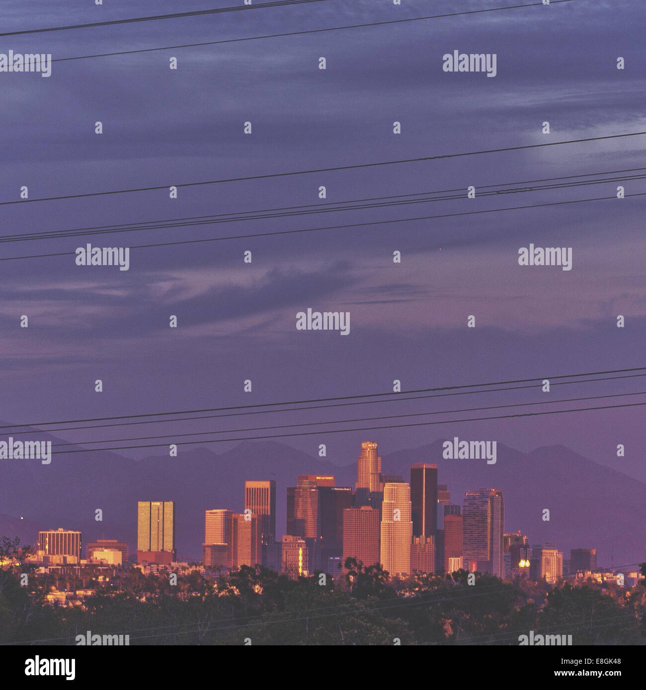 USA, California, Los Angeles County, Los Angeles, Blick auf Stadt durch Stromleitungen Stockfoto