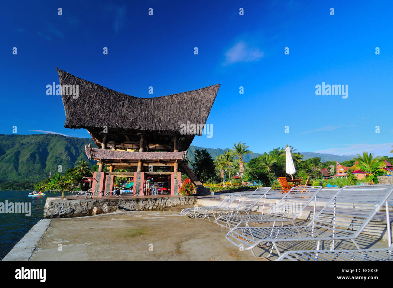 Indonesien, Insel Samosir, Lake Toba, Ferienhaus mit Reetdach Stockfoto