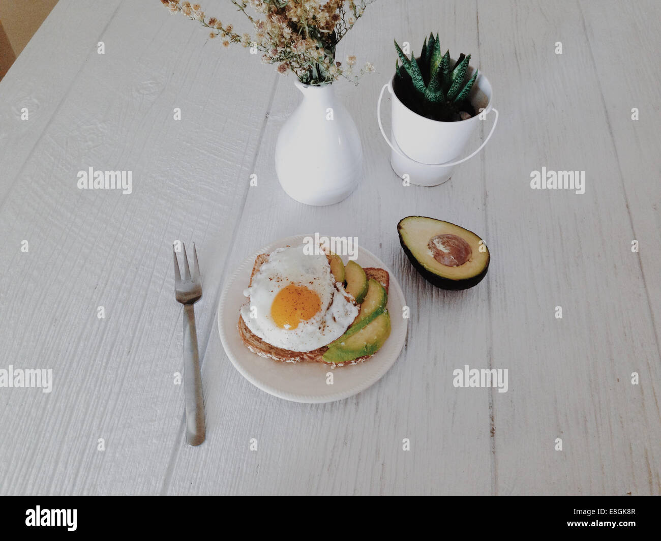 Avocado und Spiegelei auf Toast Frühstück Stockfoto