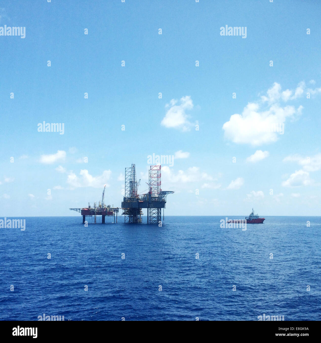 Öl- und Gas-Plattform mit Offshore-Schiffe transportieren Fracht Stockfoto