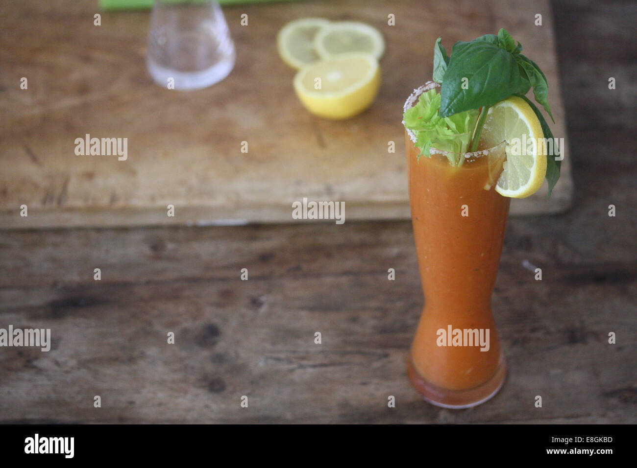 Bloody Mary Cocktail mit Sellerie, Salz, Zitrone und Basilikum Stockfoto