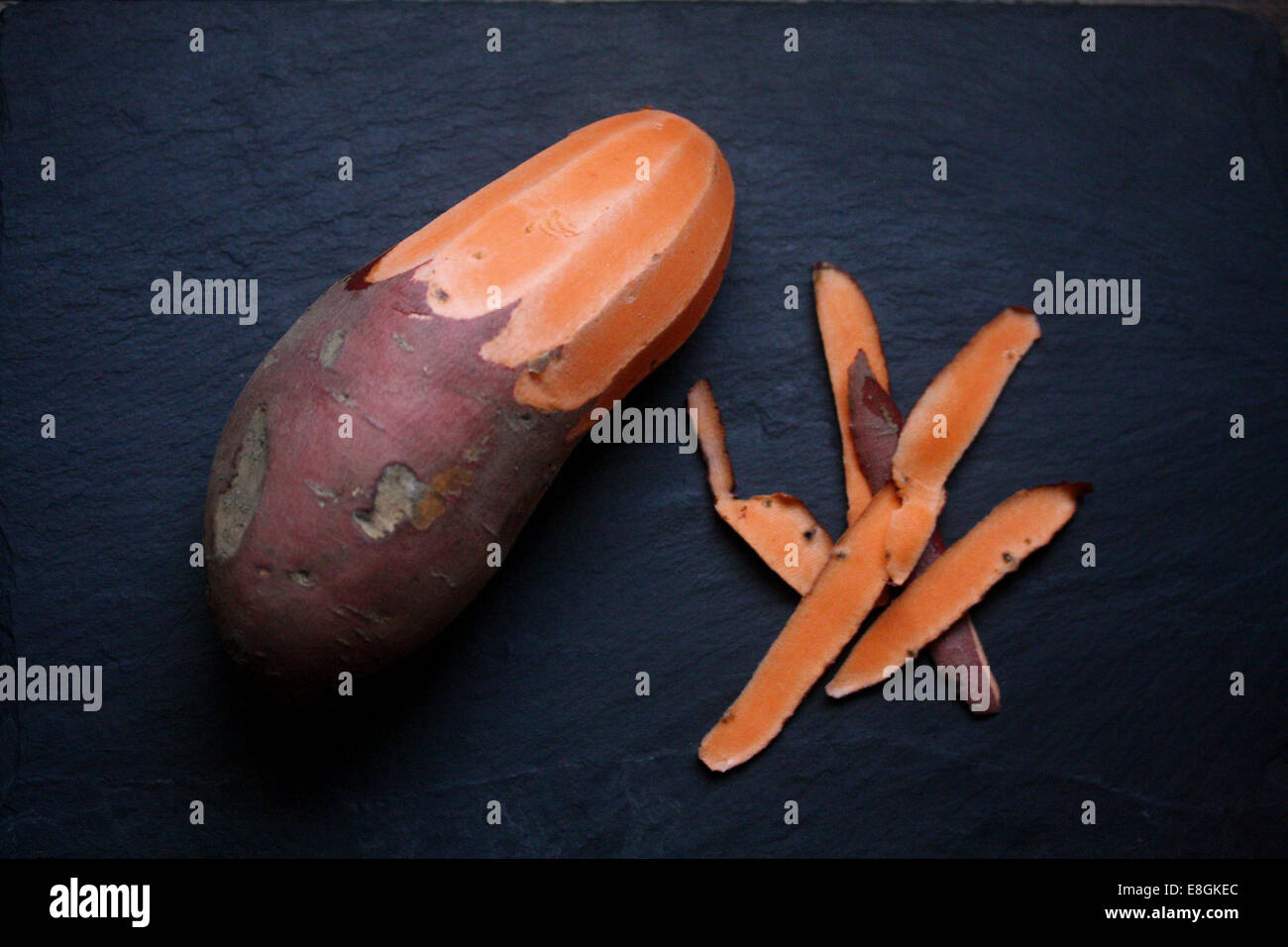 Halb geschälte Süßkartoffeln Stockfoto