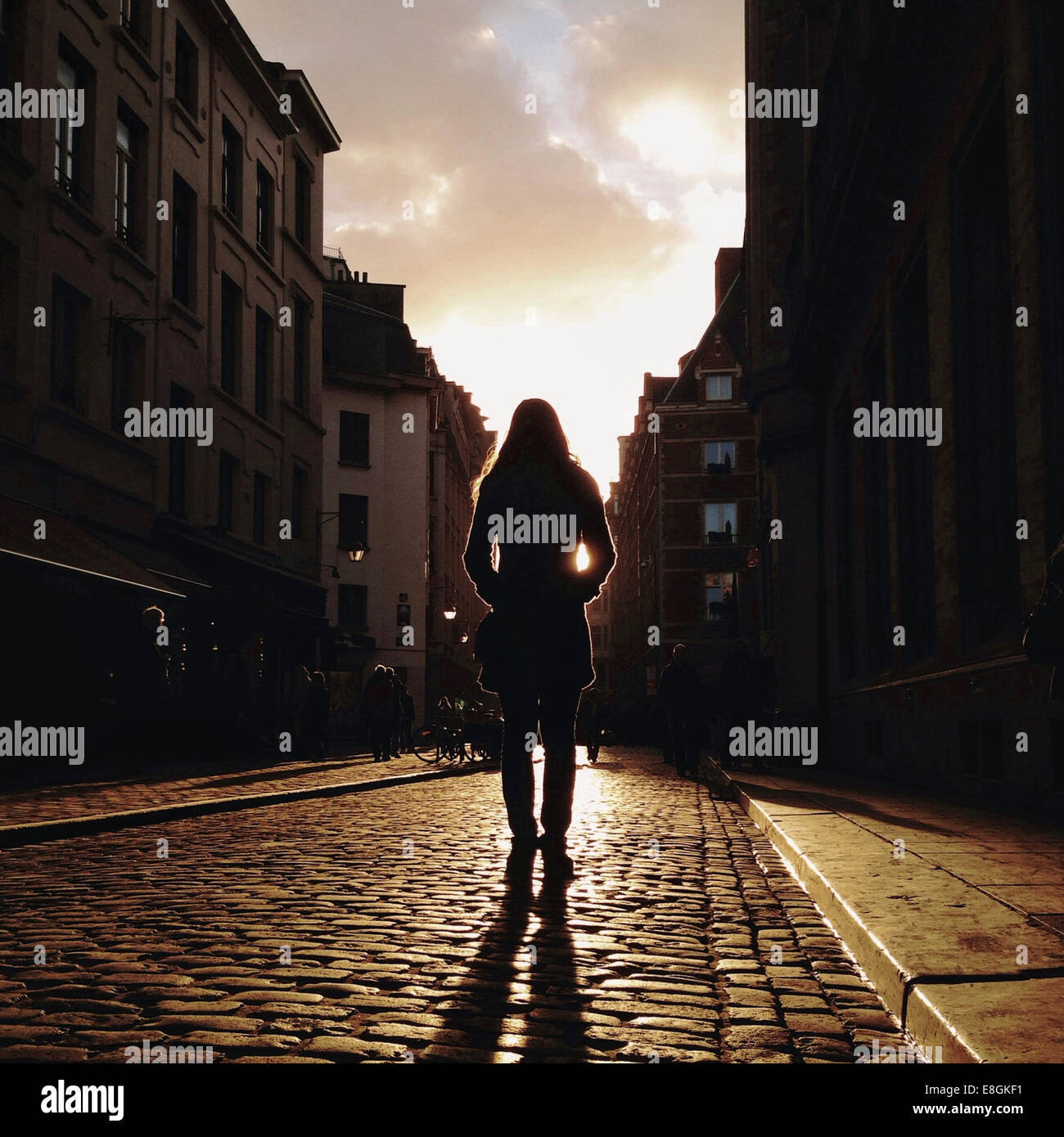 Rückansicht der Frau stehen in der Straße Stockfoto