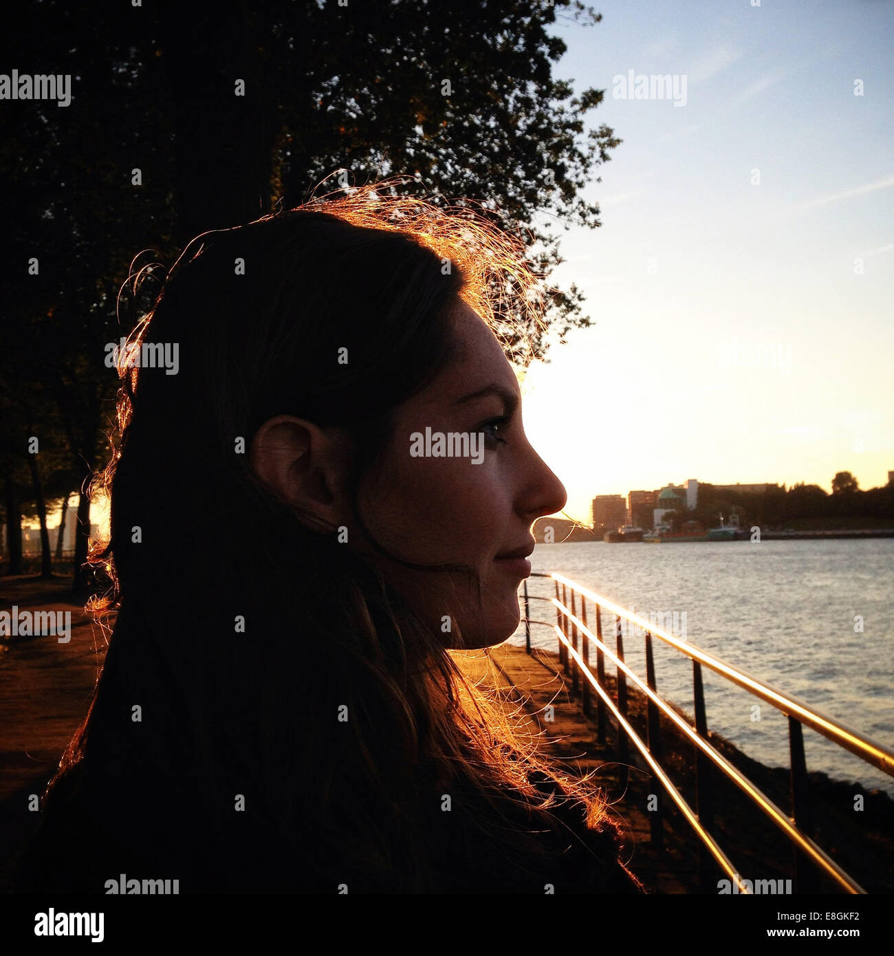 Porträt einer Frau am Fluss, Niederlande Stockfoto