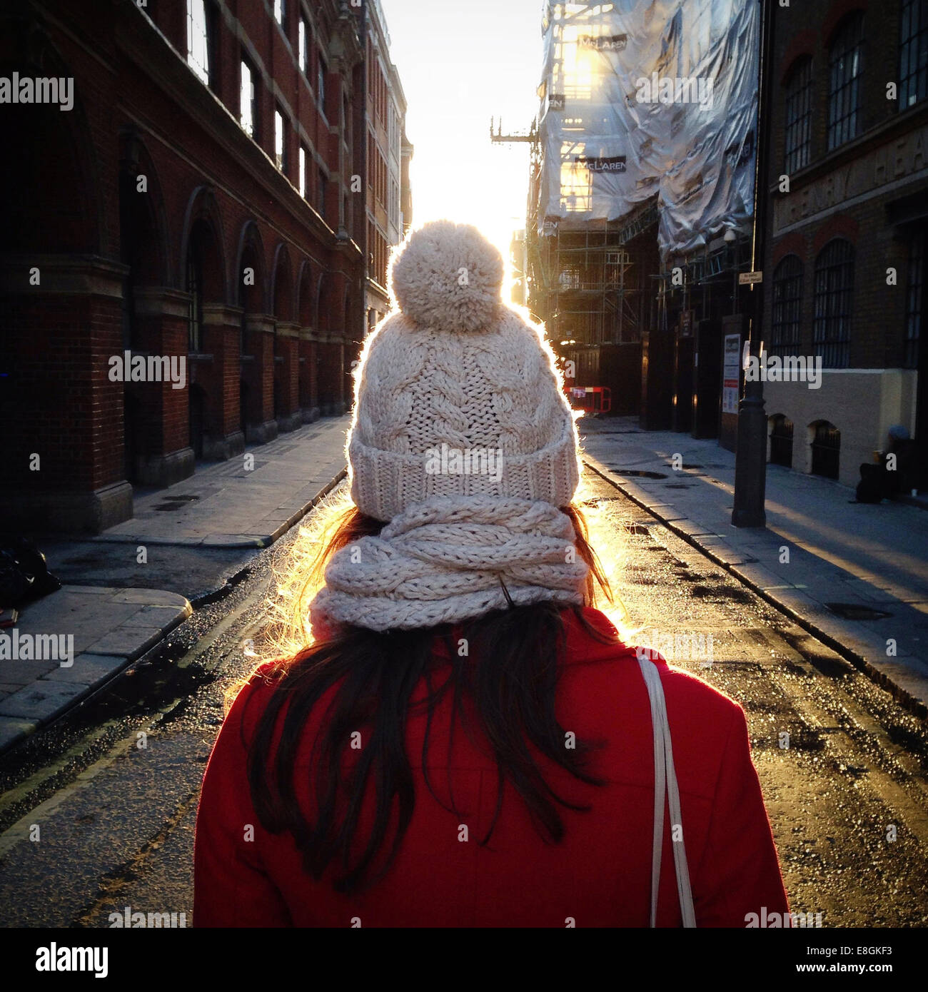 Rückansicht der Frau, die mitten auf der Straße steht, Soho, London, England, Großbritannien Stockfoto