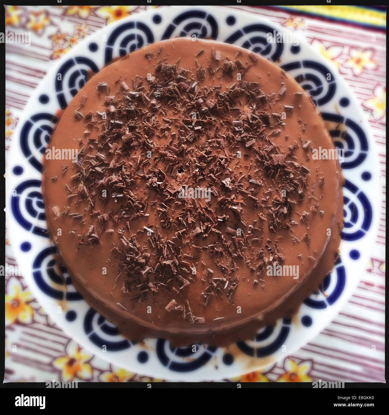 Draufsicht auf einen Schokoladenkuchen auf einen Teller Stockfoto