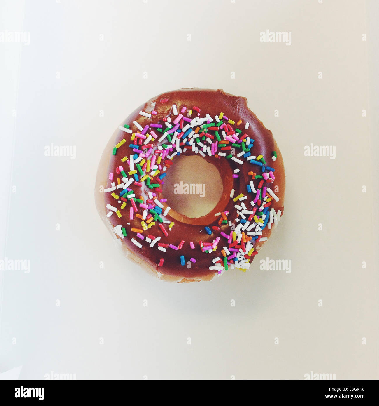 Ansicht von oben auf einen Donut mit Streuseln Stockfoto