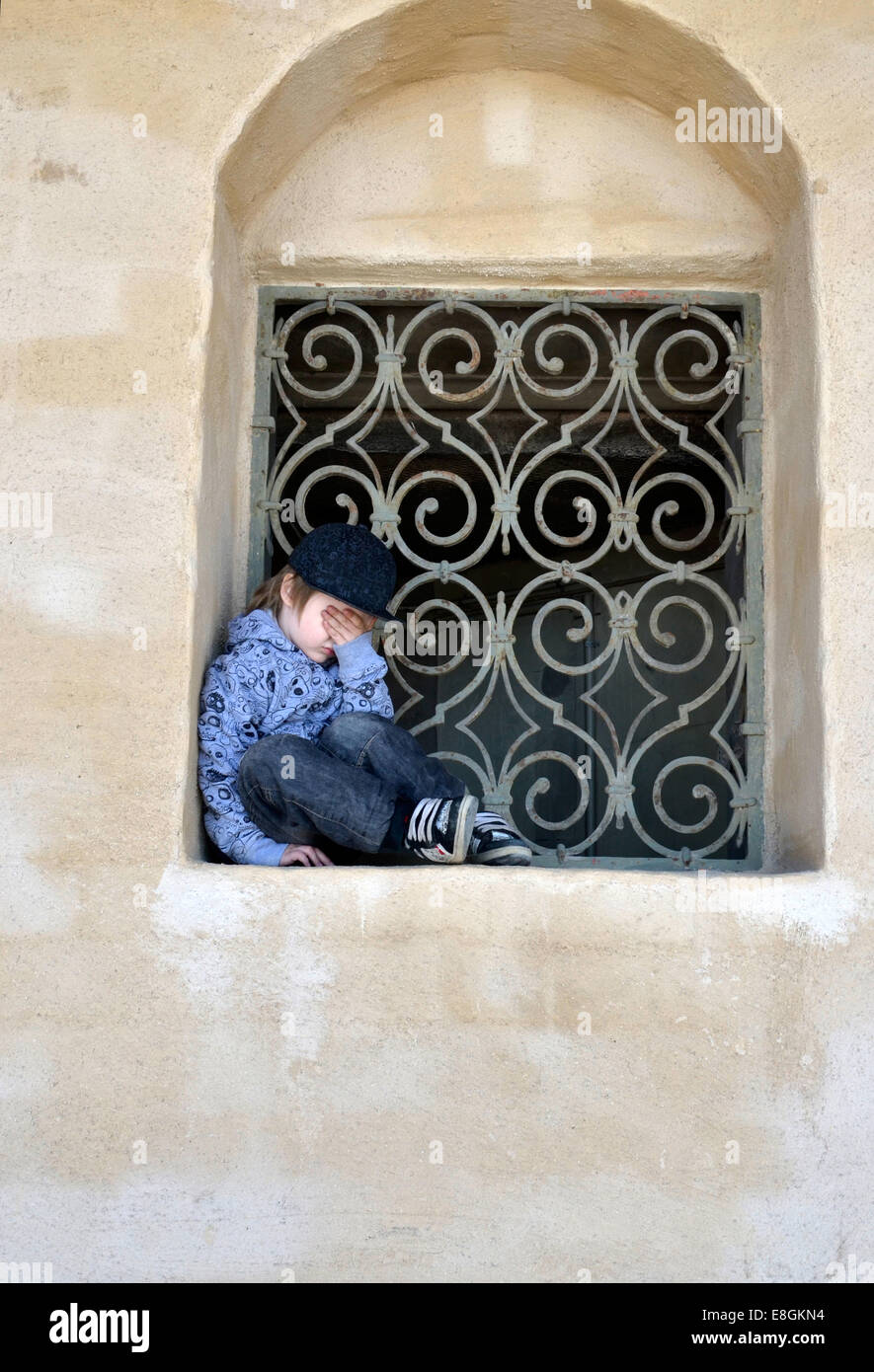 Stockholm, Schweden ein traurig und müde Junge sitzt In einem Fenster Tresor ein Sommertag Stockfoto