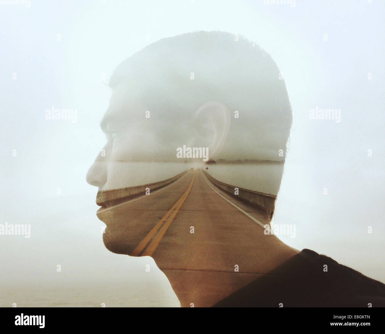 Digitale Komposition einer Straße durch das Gesicht eines Mannes Stockfoto