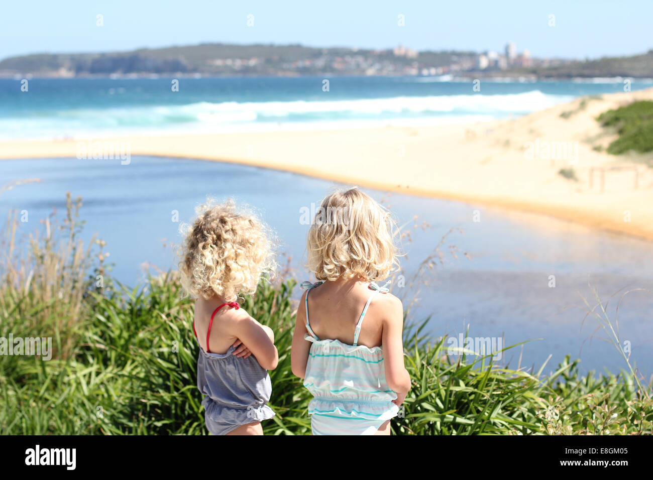 Rückansicht der beiden Mädchen am Strand suchen Stockfoto