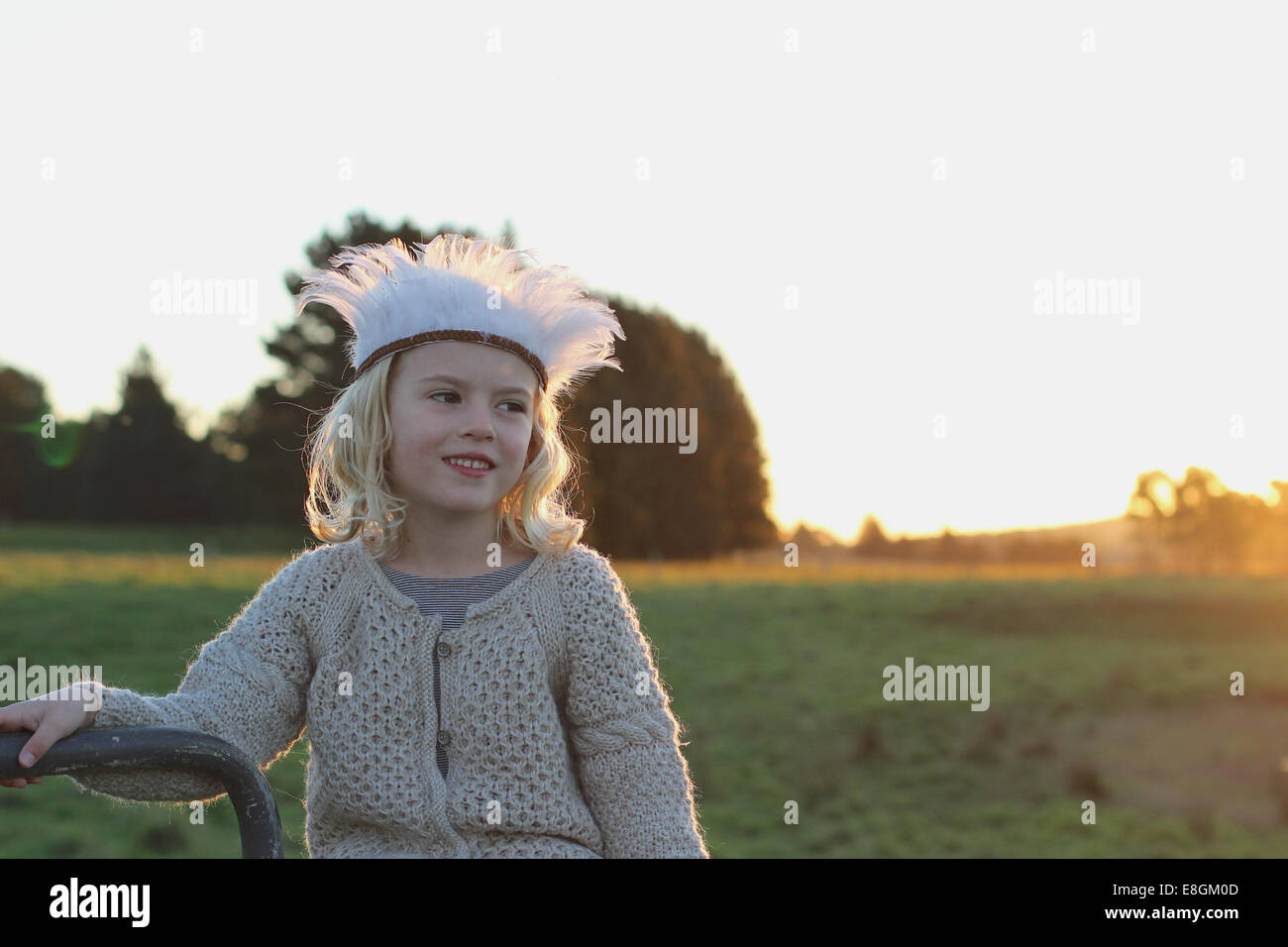 Porträt eines lächelnden Mädchens tragen einen Feder Kopfschmuck Stockfoto