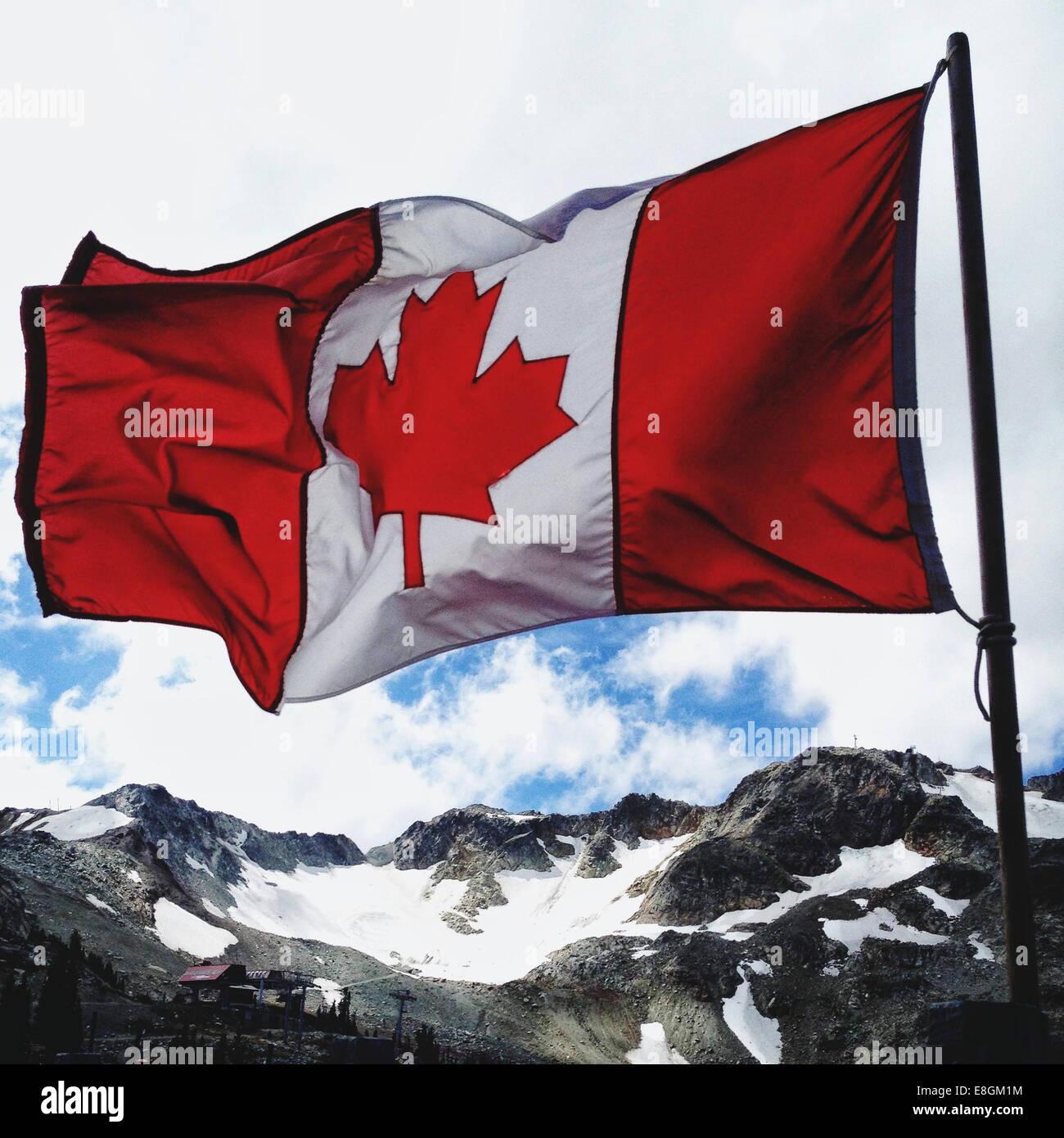 Kanada, Whistler, Flagge von Kanada über Berge winken Stockfoto