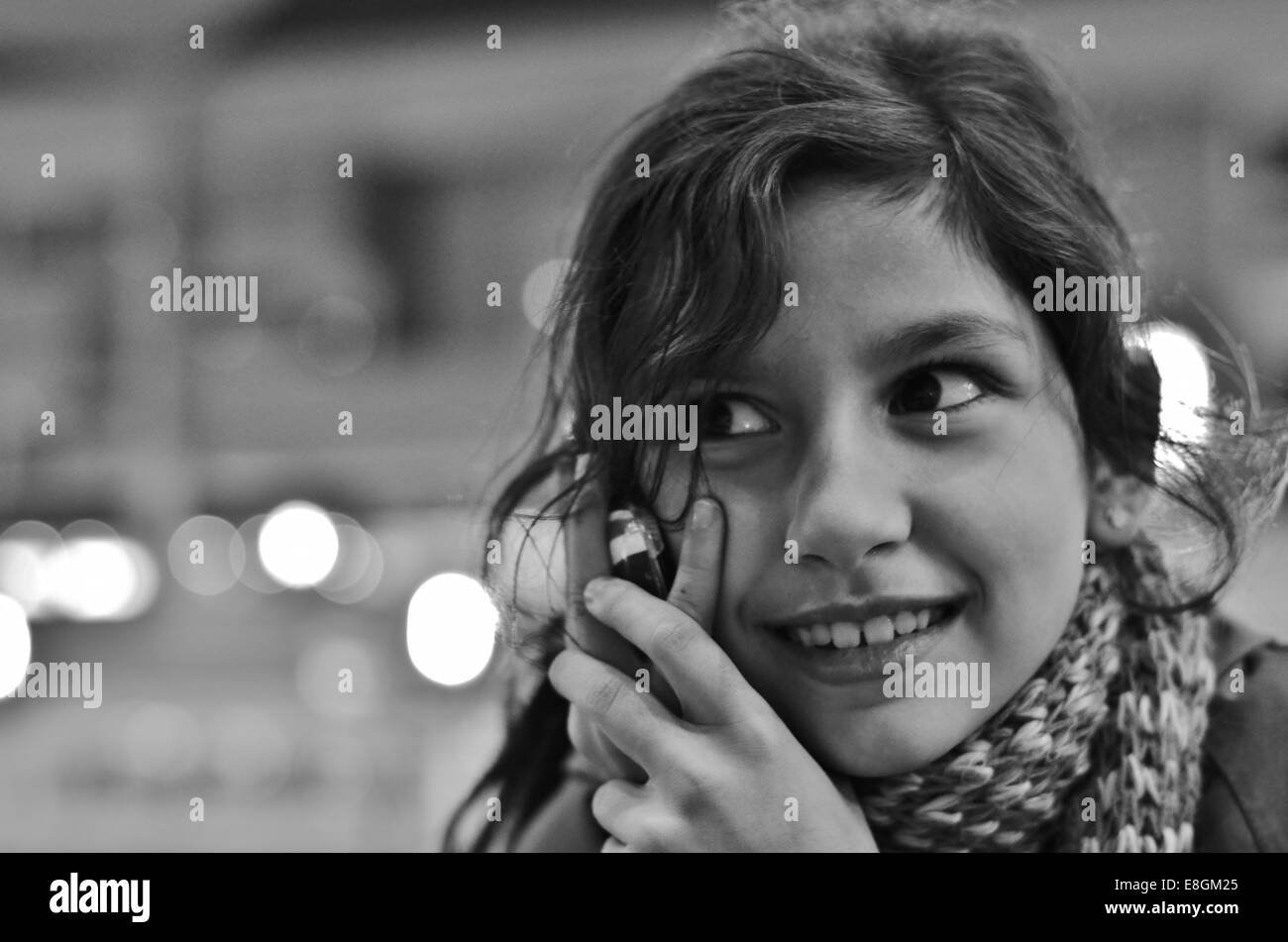 Lächelndes Mädchen am Telefon sprechen Stockfoto