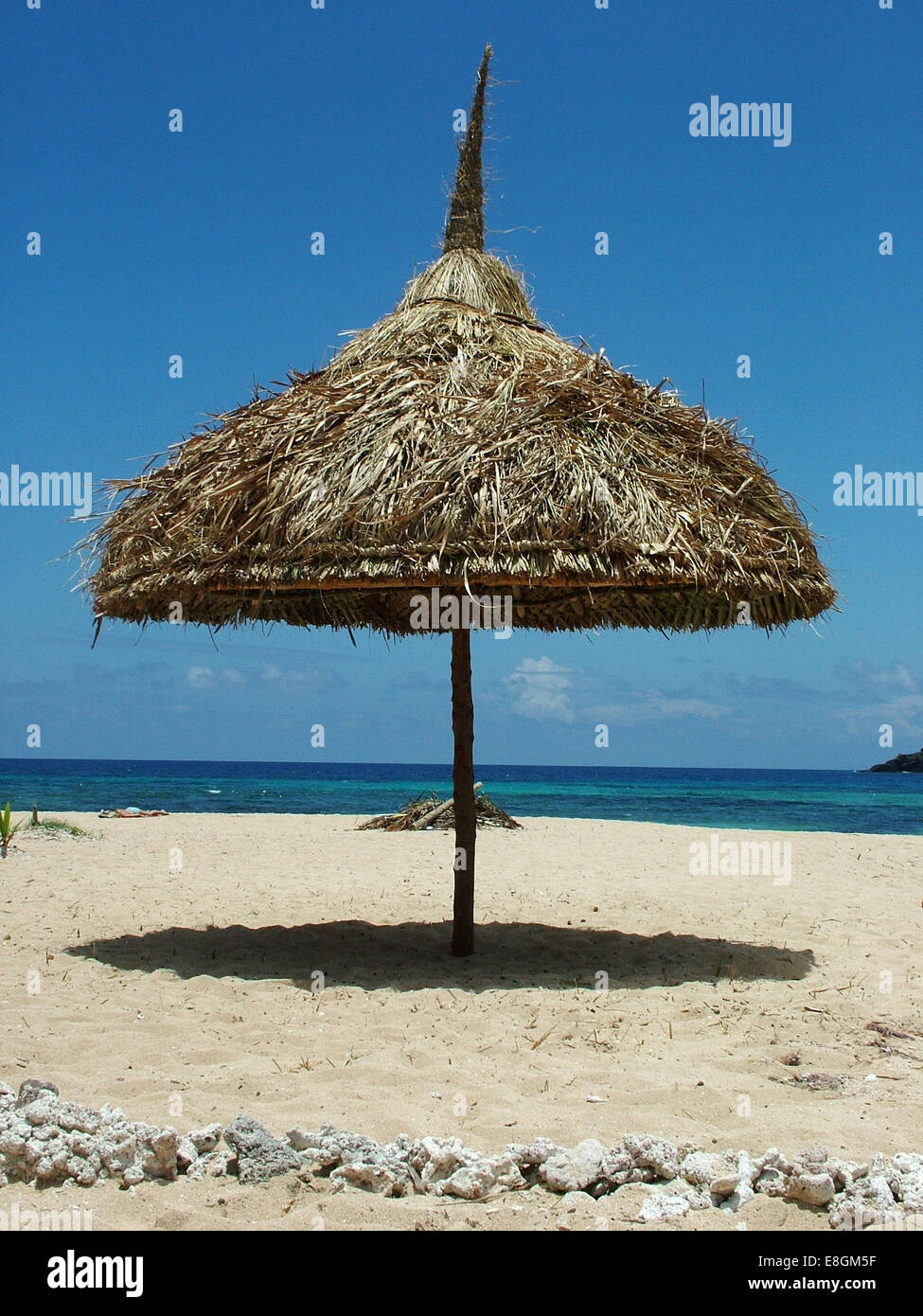 Reed-Sonnenschirm am Strand vom Pazifischen Ozean Stockfoto