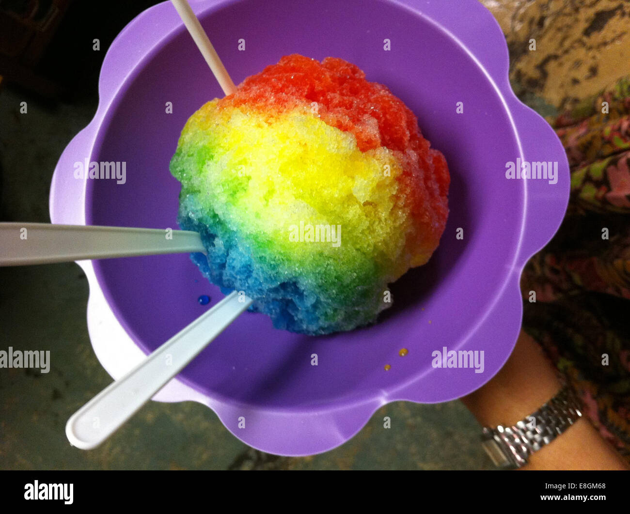 Eine Schussel Mit Rasierte Regenbogen Eis Stockfotografie Alamy