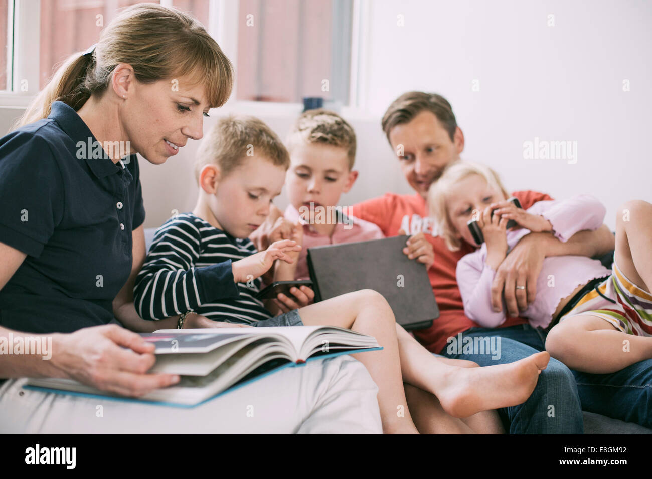 Familie Freizeit im Wohnzimmer Stockfoto
