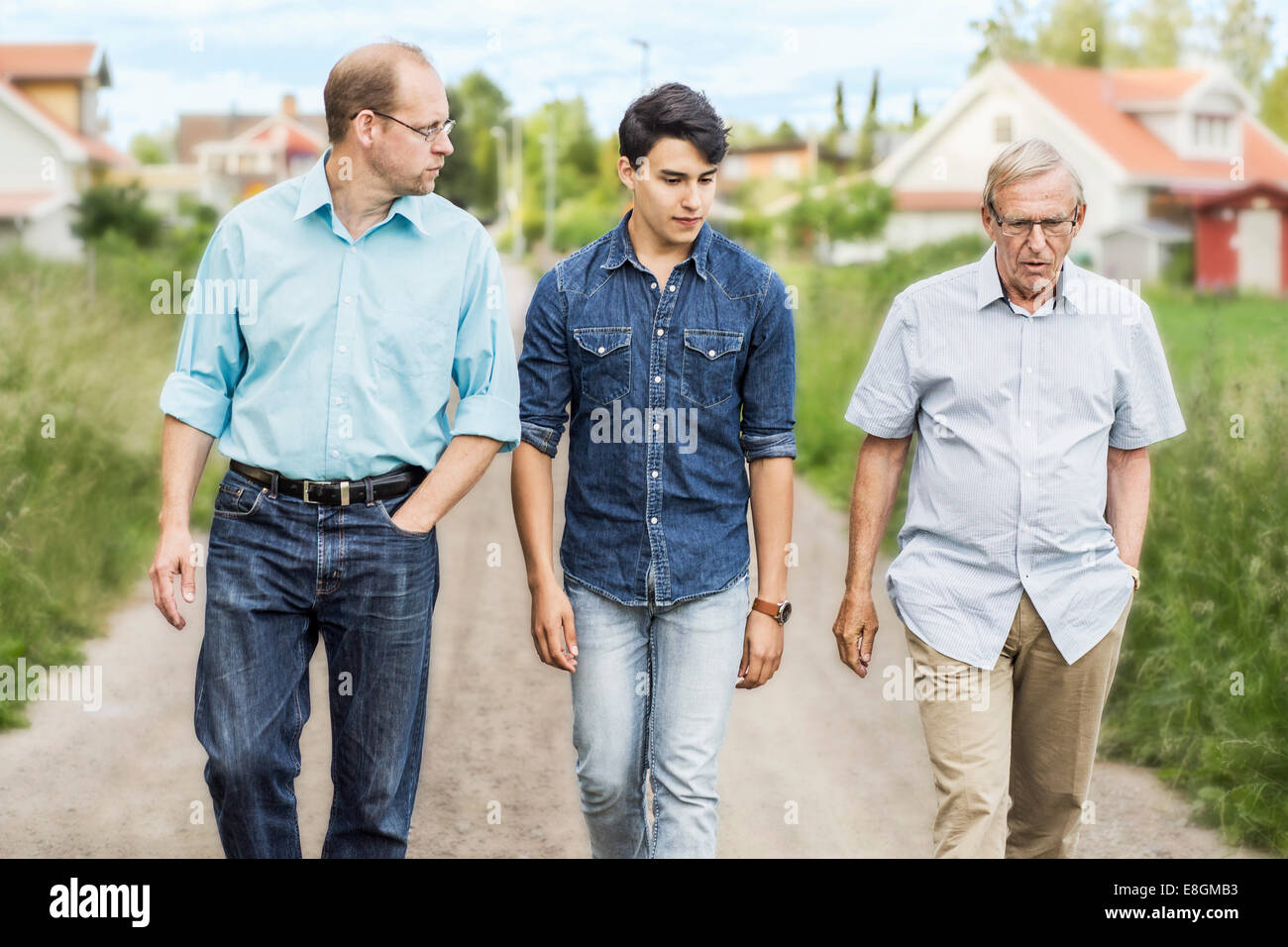 Drei Generationen Rüden zusammen auf Wanderweg gehen Stockfoto