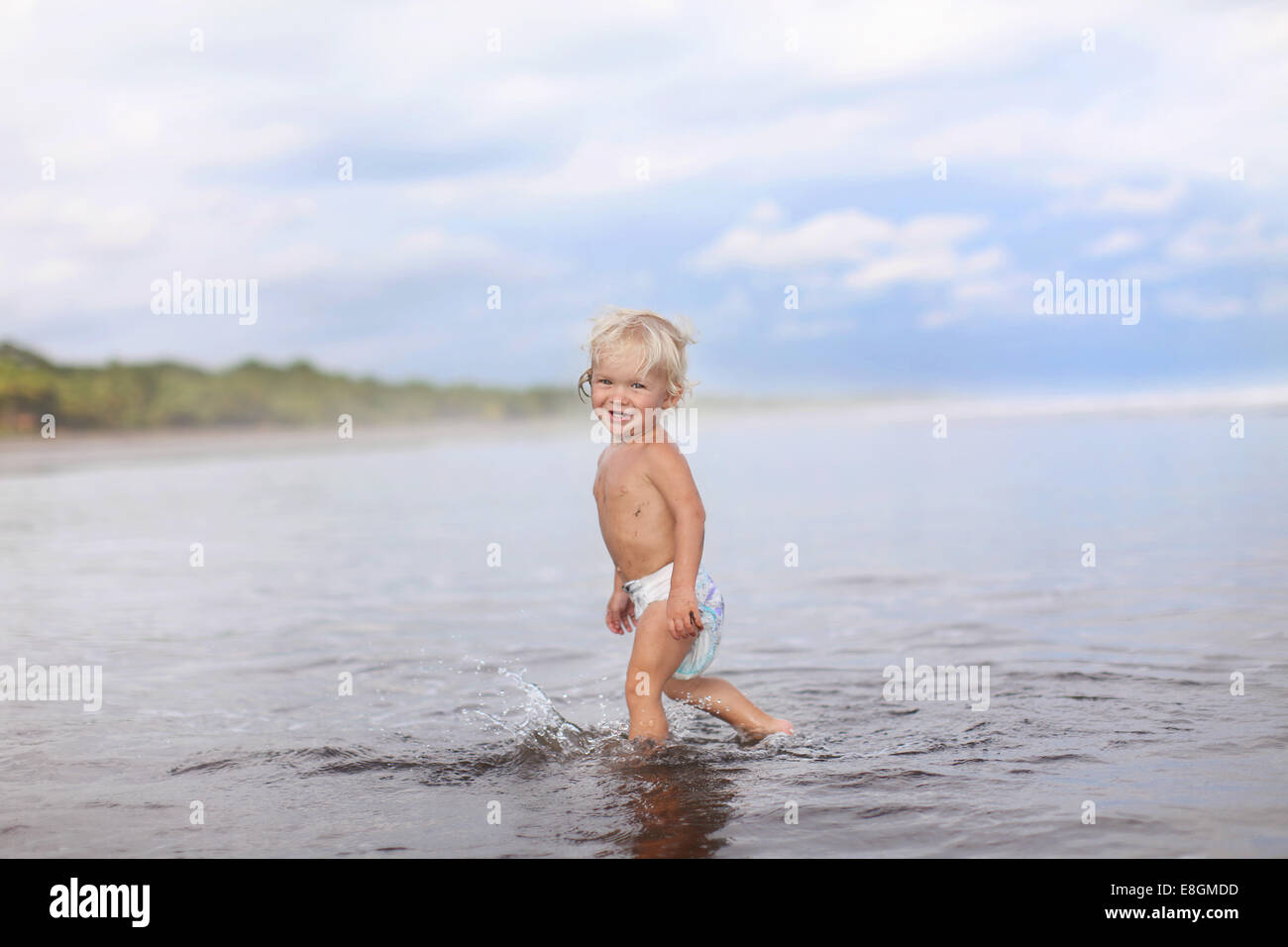 Junge zu Fuß aus Meer Stockfoto