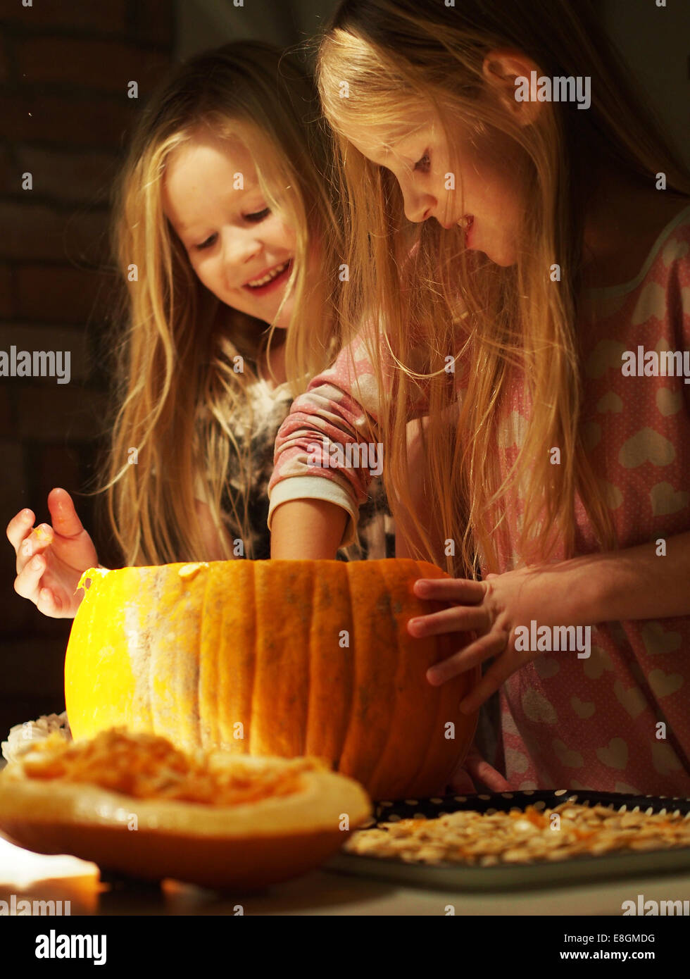 Zwei Mädchen bereiten einen Kürbis für Halloween, Schweden Stockfoto
