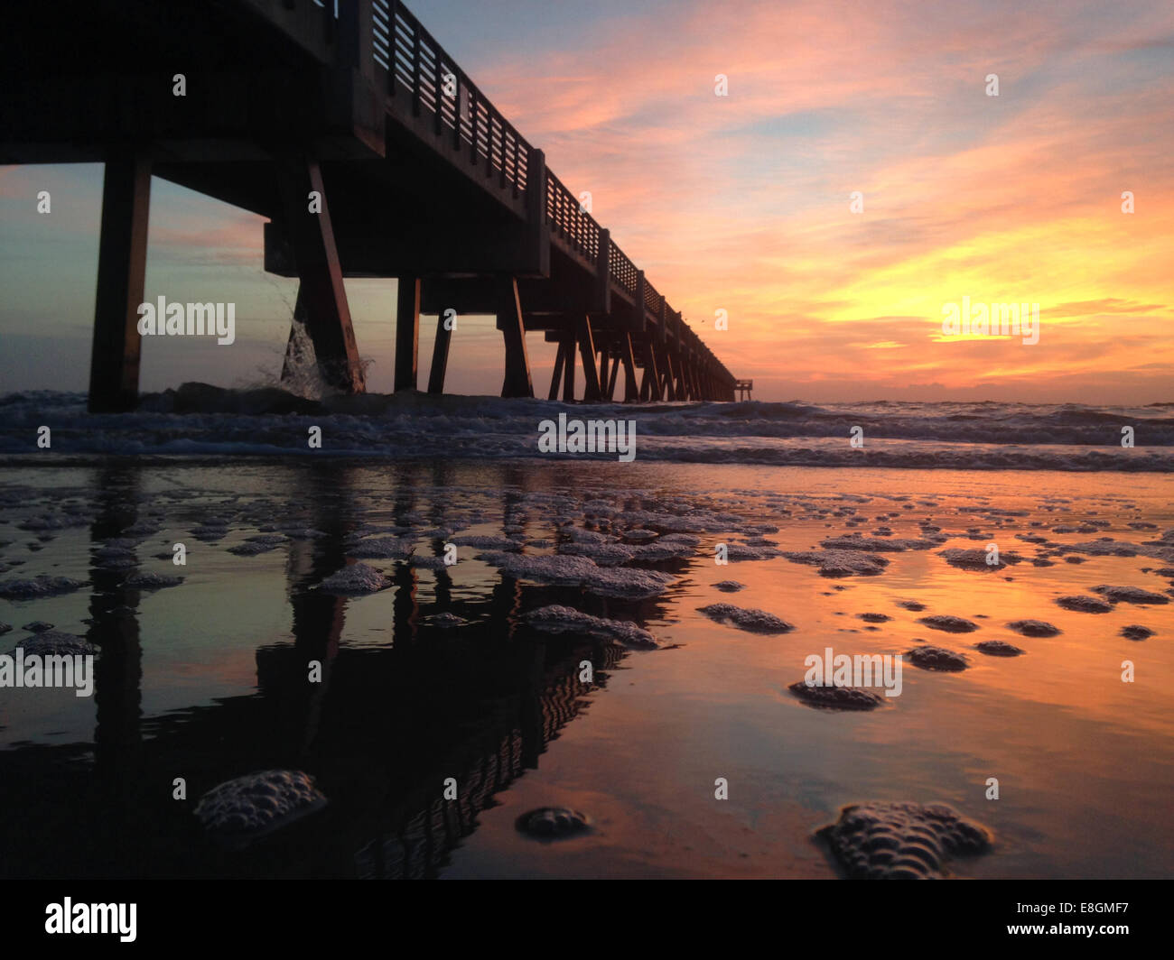 Pier bei Sonnenuntergang, Jacksonville Beach, Florida, USA Stockfoto