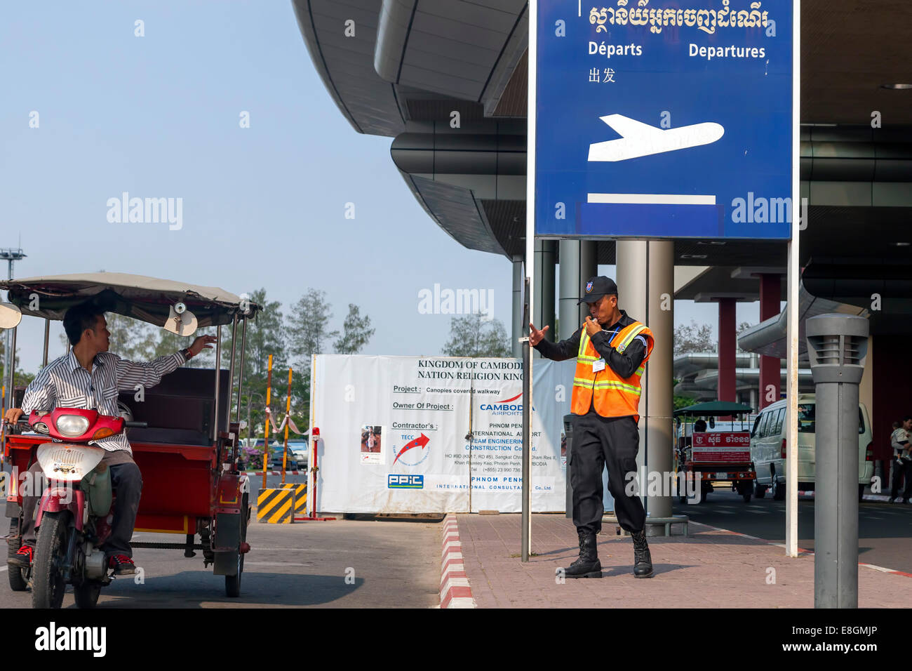 Polizei und Tuk Tuk am Flughafen von Phnom Penh, Kambodscha Stockfoto