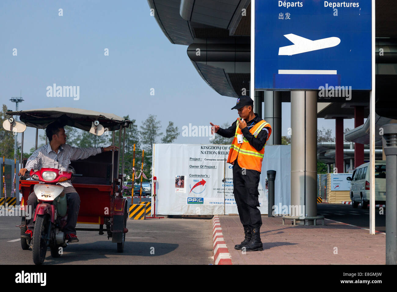 Polizei und Tuk Tuk am Flughafen von Phnom Penh, Kambodscha Stockfoto