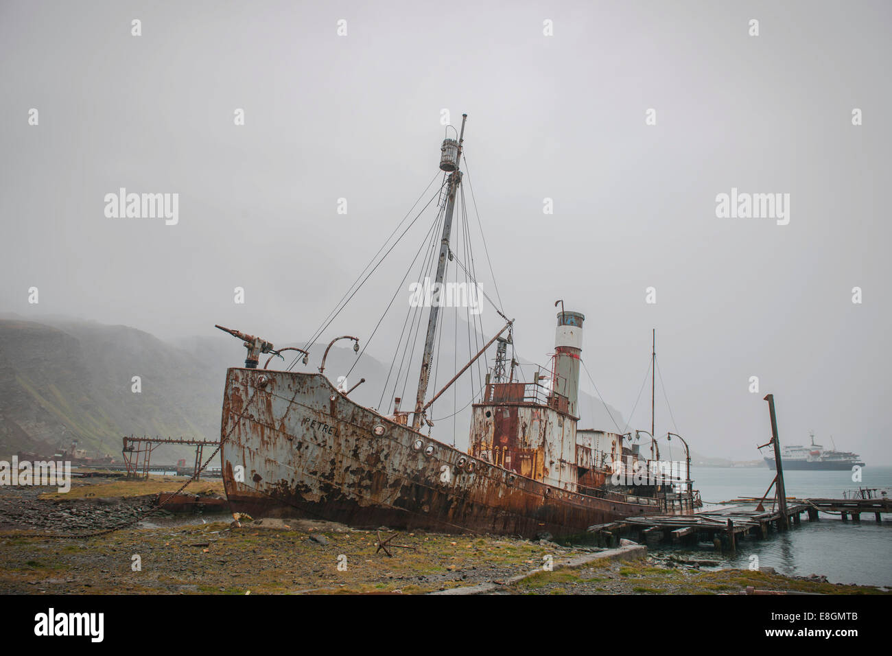 Das Wrack der Sturmvogel, einem ehemaligen Walfänger, an der ehemaligen Stromness Walfangstation, aufgegeben in 1965, King Edward Bay auf der Stockfoto