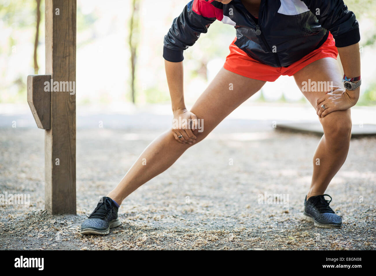 Geringer Teil der Frau Aufwärmen im Fitnessbereich im freien Stockfoto