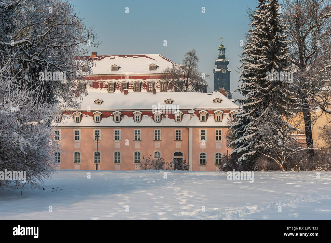 Charlotte von Stein′s Haus im Winter, Turm des Schlosses auf der Rückseite, Park an der ILM, UNESCO-Weltkulturerbe Stockfoto