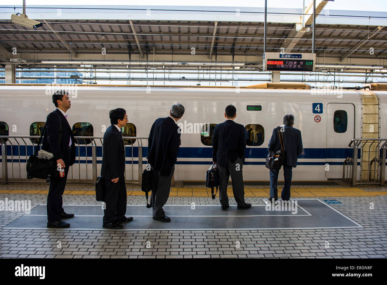 Menschen warten auf den Shinkanzen Zug, Kyoto, Japan Stockfoto