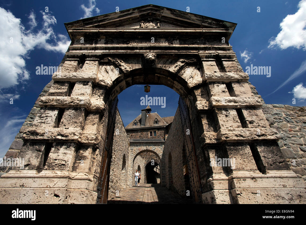 Blick durch das äußere Tor der Burg Burg Altena, Sauerland Region, North Rhine-Westphalia, Deutschland Stockfoto