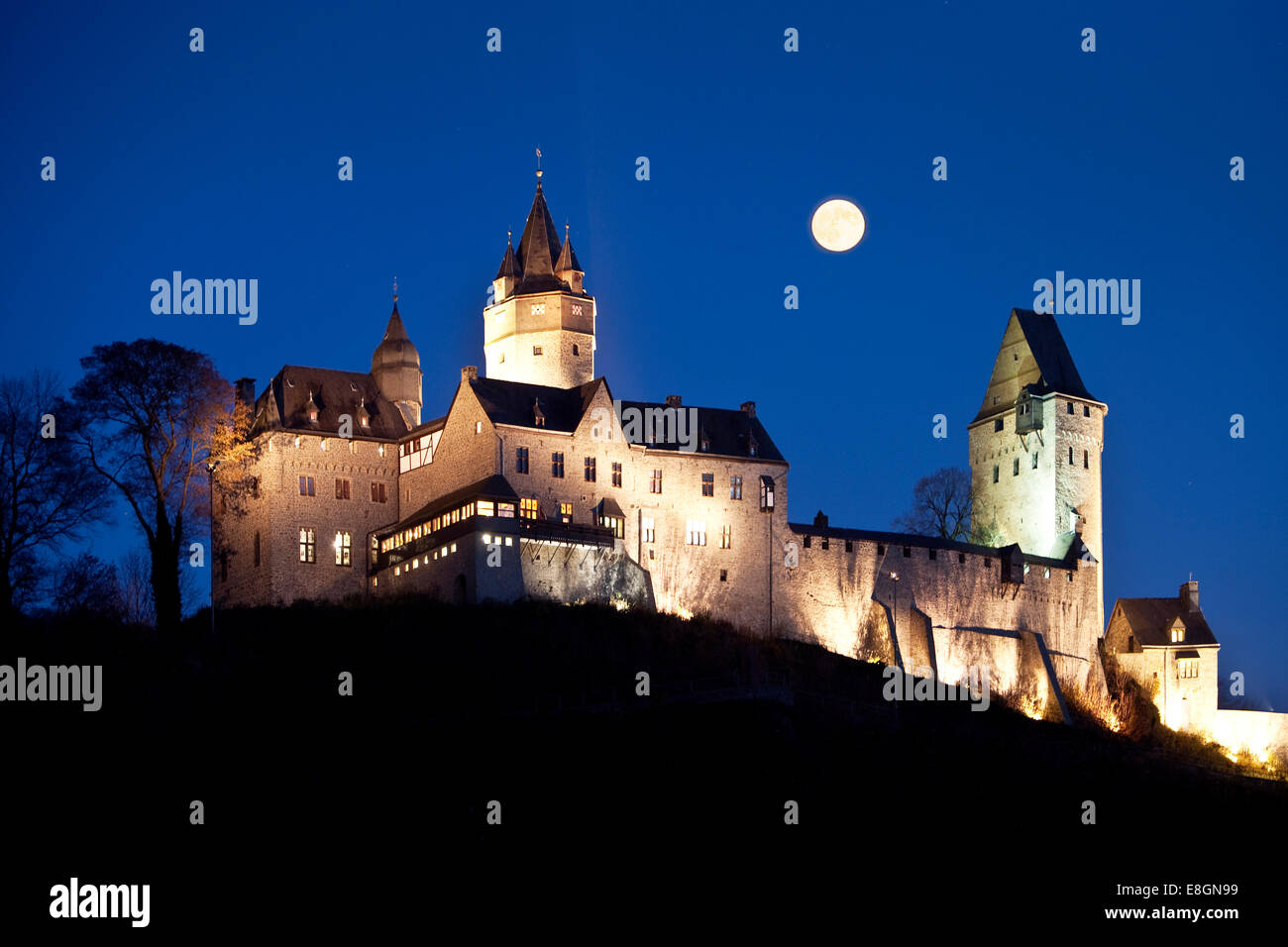 Die beleuchtete Burg Altena Burg mit einem Vollmond, Altena, Sauerland Region, North Rhine-Westphalia, Deutschland Stockfoto